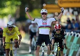 Pogacar alza los brazos en meta tras batir a Vander Poel y Vingegaard al sprint.