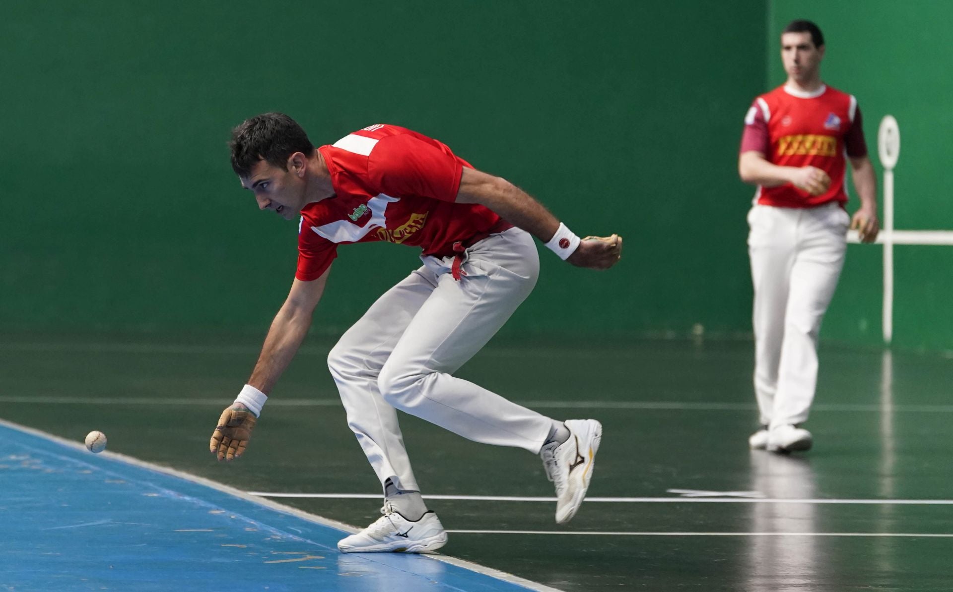 Urrutikoetxea intenta alcanzar una pelota.
