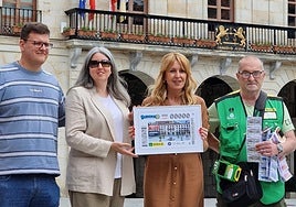 La delegada de ONCE Euskadi Usue Vallejo y la alcaldesa en funciones de Zumarraga Nerea Errasti sostienen la imagen del cupón del domingo.