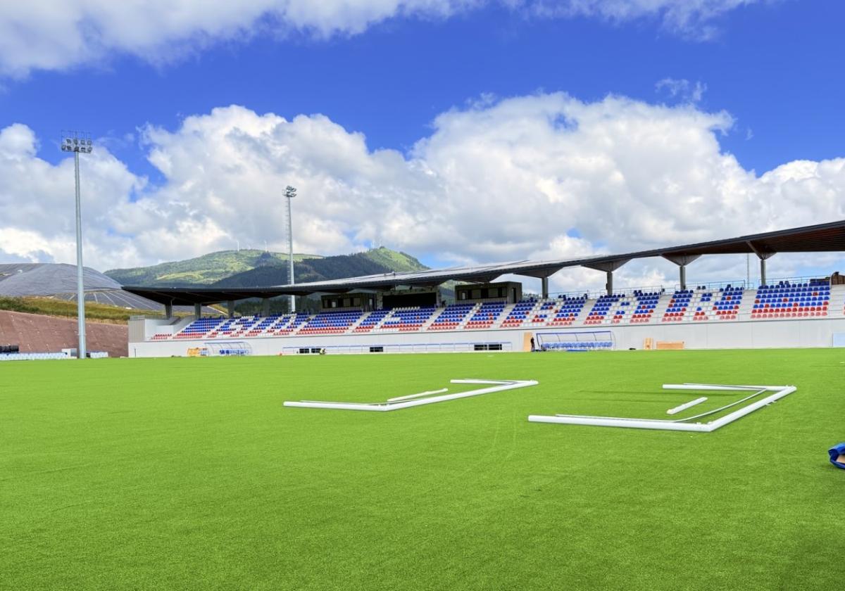 El campo principal de hierba artificial, con su graderío, esta preparado para entrenamientos.