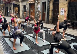 Sesión de yoga en el Casco dentro de la primera jornada de la iniciativa Hartu Kalea! a principios de junio.