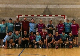 La foto de familia con antiguos jugadores fue uno de los momentos más esperados del día.