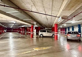 Interior del parking de la zona junto al polideportivo en una imagen reciente.