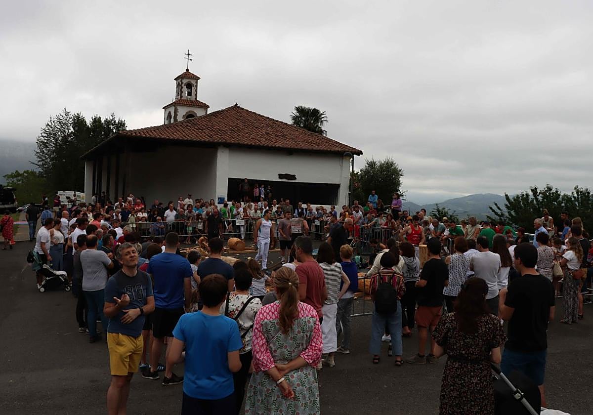 Jende ugari bildu ohi da Urrategiko Amaren egunean izen bereko auzoan.