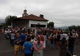 Jende ugari bildu ohi da Urrategiko Amaren egunean izen bereko auzoan.