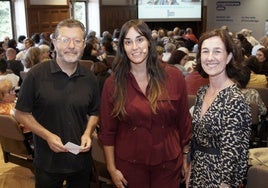 Mitxel Ezquiaga, director del Aula DV, la nutricionista Gabriela Uriarte e Idoia Otegi, directora de los Cursos de Verano de la EHU.