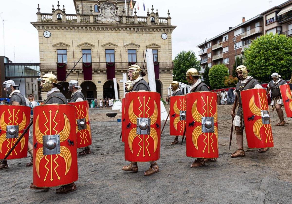 Legionarios atraviesan, en la edición del pasado año, la arena que de nuevo esta semana transformará la plaza de San Juan en un anfiteatro romano.