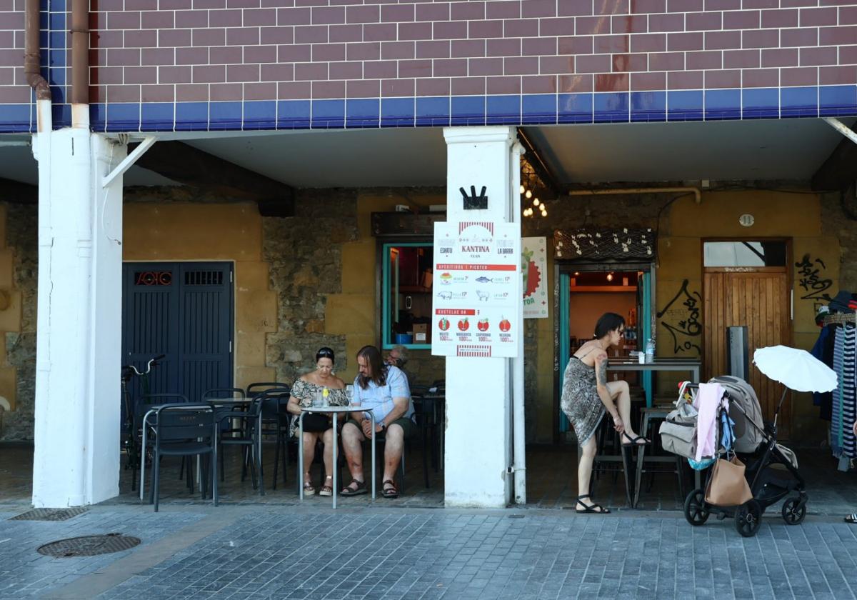 Clientes en la terraza de Kantina Kaia, en el paseo del Muelle.