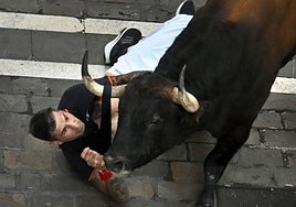 El corredor de Almassora mira fijamente la cara de 'Orrojado', con su mano cerca del hocico.