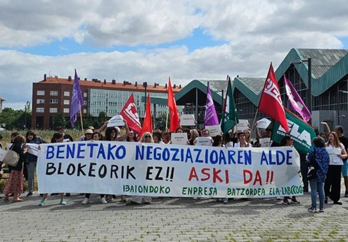 Trabajadores del centro de menores Ibaiondo, durante la protesta.