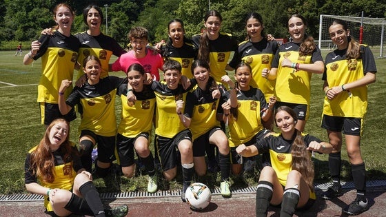 El equipo de las Dragonas de Lavapiés posa antes de jugar un partido en Urnieta.