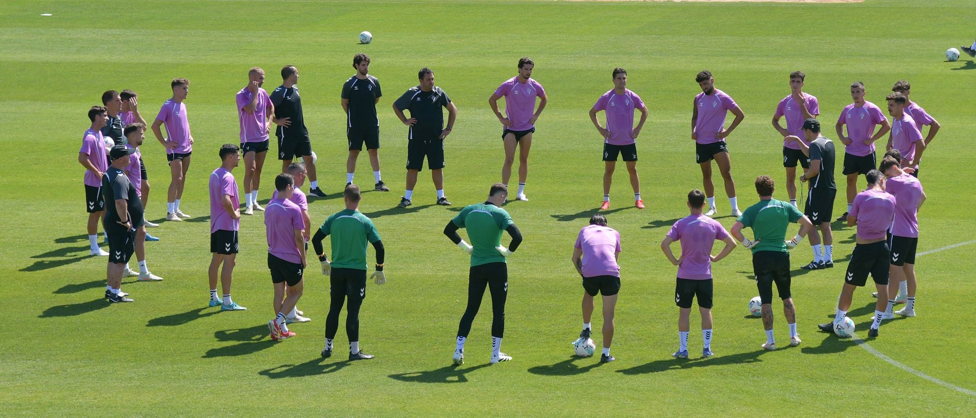 Ilusión y caras nuevas en el primer día del Eibar