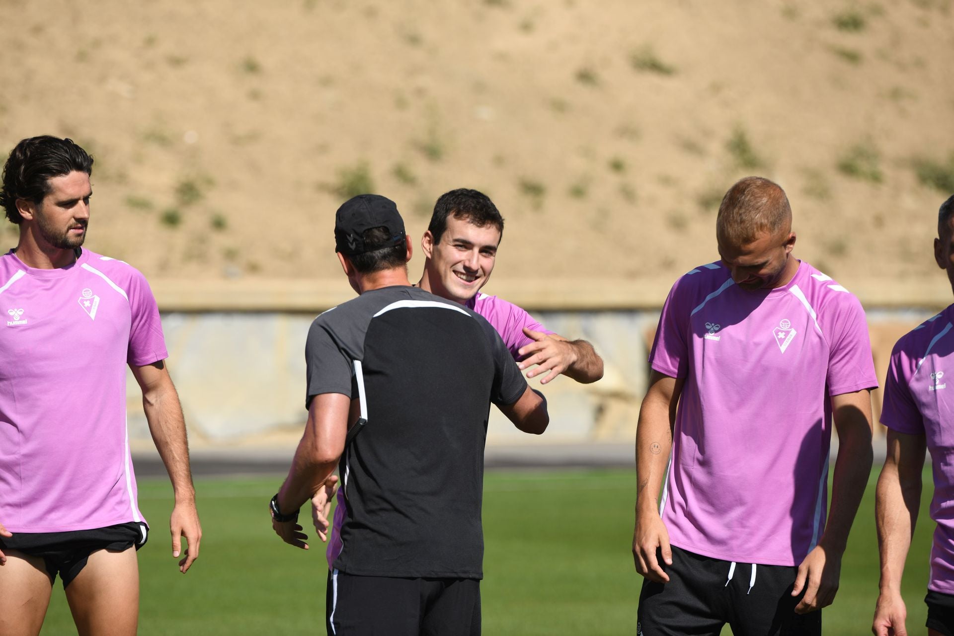 Ilusión y caras nuevas en el primer día del Eibar