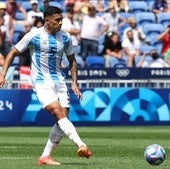 Equi Fernández envía un pase en un encuentro con la selección olímpica de Argentina.