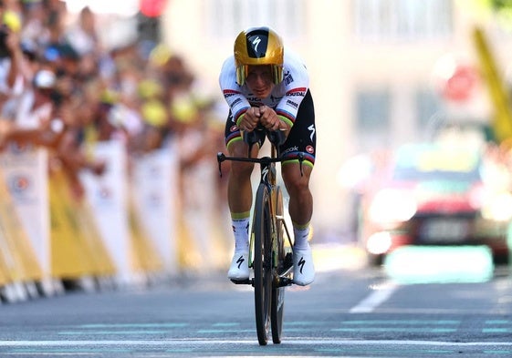 Remco Evenepoel cruza la línea de meta en Caen