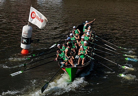 La 'Ama Guadalupekoa' maniobra en la ría bilbaína con nueve canteranos en sus tostas.