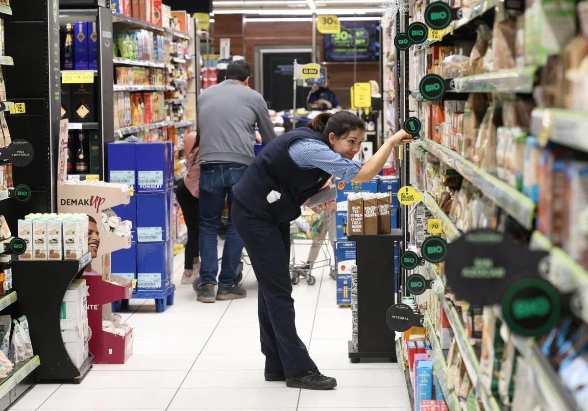 Una empleada, en el BM de Pagola, en San Sebastián