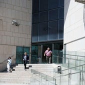 Tres personas salen del Palacio de Justicia de San Sebastián, en el barrio de Egia.