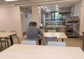 Sala polivalente del centro de día, que durante el horario de las comidas se utiliza como comedor para 24 personas.