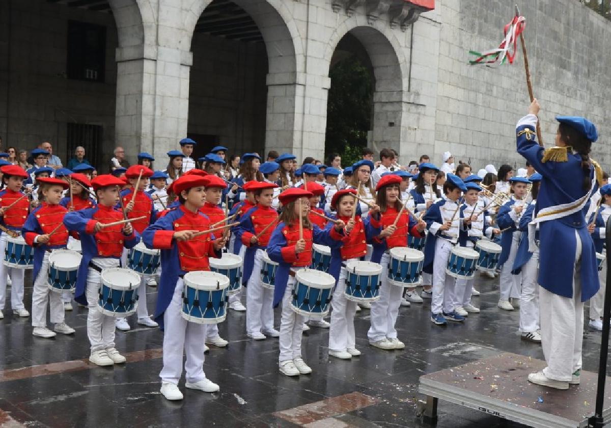Estudiantes de la Musika Eskola durante la tamborrada infantil de las pasadas fiestas de Trinidades.