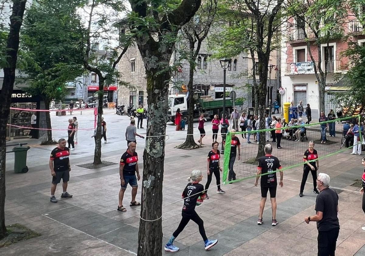 Se colocarán varias redes en Plaza Berri para practicar Hartubol.