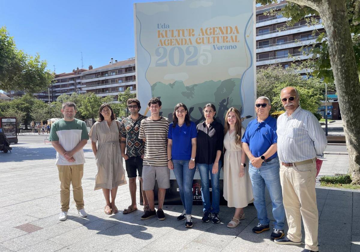 Alzaga y agentes locales posan junto al totem informativo ubicado en la plaza Ensanche.