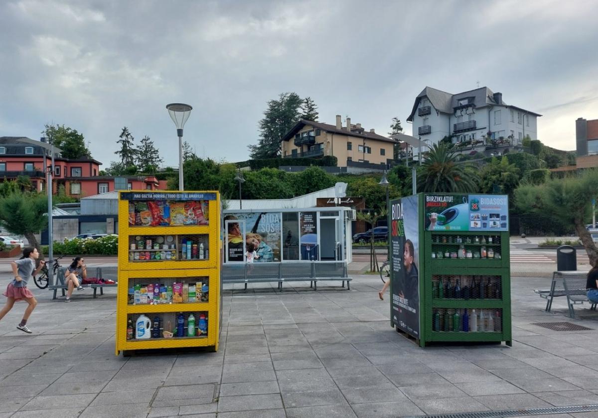 Oficina itinerante y bloques que explican el reciclaje.