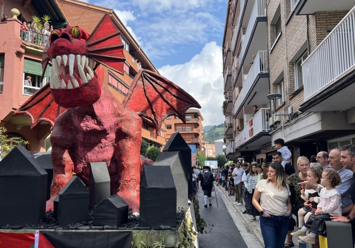'Suak irentsi duen herria' de la cuadrilla 'Azkena ta etxera' fue la carroza ganadora del año pasado.