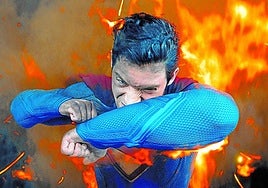 Heredero. David Corenswet da vida al Hombre de Acero en la nueva versión dirigida por James Gunn, 47 años después del 'Superman' de Richard Donner con Chistopher Reeve.