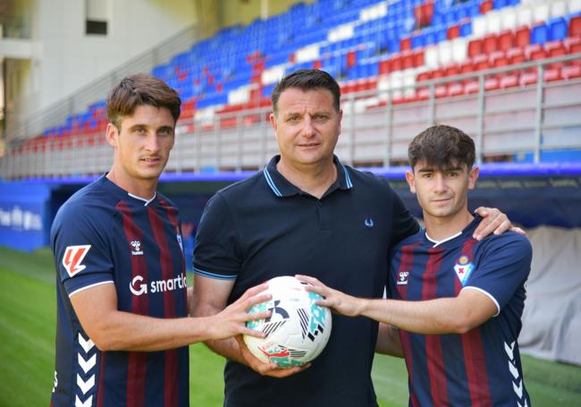 Los dos jugadores junto con César Palacios, director deportivo del Eibar.