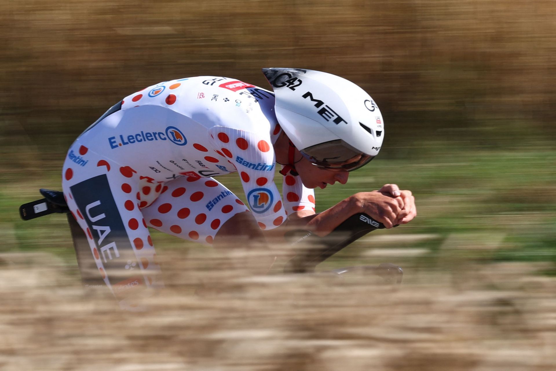 Tadej Pogacar, con el maillot de lunares del mejor escalador y su casco diseñado por la IA.