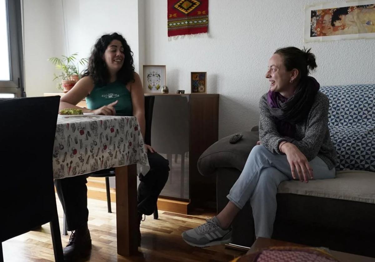 Jóvenes en un piso compartido.