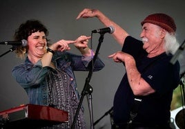 La complicidad de Michelle Willis con David Crosby, más que evidente en un divertido encuentro.