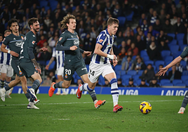 Luka Sucic conduce el balón en el encuentro frente al Espanyol la temporada pasada