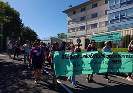 Los manifestantes frente a la residencia de Sanmarkosene