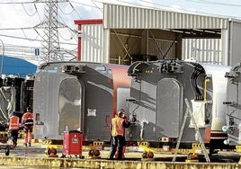Operarios trabajan en la planta de Talgo en la localidad alavesa de Rivabellosa.
