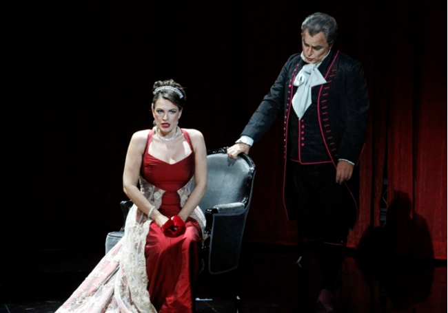 Ainhoa Arteta, como Floria Tosca, y Roberto Frontali, en el papel del barón Scarpia, durante la representación de 'Tosca' en el Kursaal de San Sebastián.