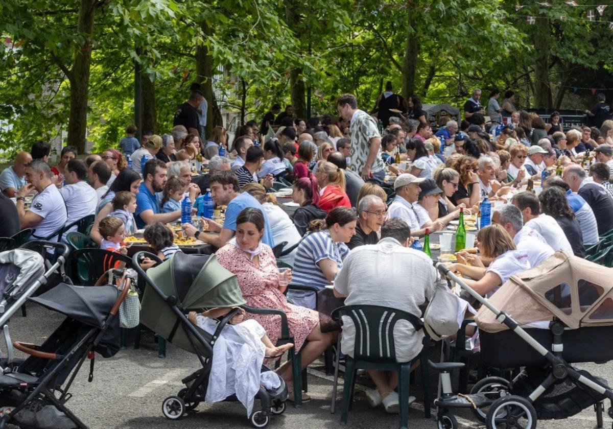 La comida popular del año pasado, que se celebró en el 'tontódromo' por obras en el patio de la Herri Eskola.