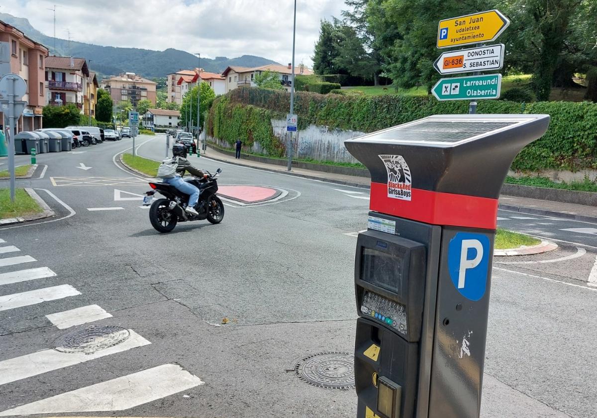 Una de las máquinas de la OTA que se ha instalado en el barrio Larreaundi.