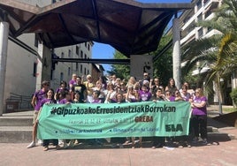 Trabajadoras del gerontológico concentradas en Areizaga-Kalebarren.