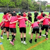 Los jugadores del Kaohsiung se preparan para el torneo en el campo donostiarra de Puio.