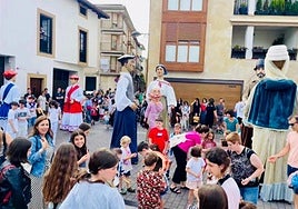 Las fiestas del barrio de Triana son siempre un expositor de buen ambiente.