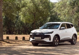 El Ebro s400 es el primer híbrido de la marca con 211 CV de potencia y un precio que parte de 27.500 euros sin contar con ningún tipo de ayuda ni descuento gubernamental.