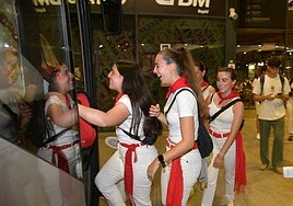 Un grupo de jóvenes se dispone a subir a uno de los muchos autobuses que salieron ayer por la tarde a Pamplona.