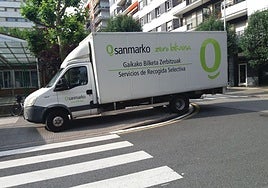Ignacio nos envía esta imagen «del camión de recogida selectiva aparcado encima de la acera a la mitad de un paso de cebra y, lo que es más peligroso, obstaculizando la visión para los vehículos que bajamos de la calle Catalina de Erauso para atravesar la calle Ferrerías. Antes de que ocurra un accidente, cambien el punto de estacionamiento».