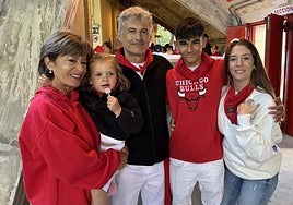 Jesús María Fernández, junto a su familia, en la plaza de toros de Pamplona.