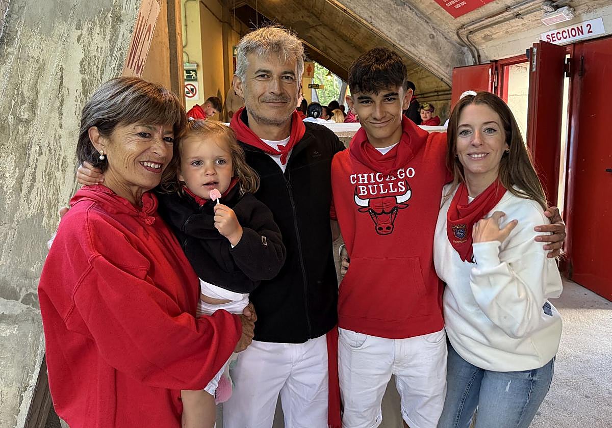 Jesús María Fernández, junto a su familia, en la plaza de toros de Pamplona.