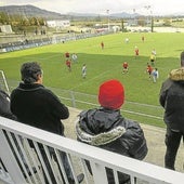 Un grupo de padres en un partido de fútbol entre menores.