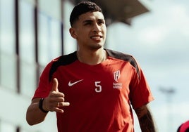 Equi Fernández saluda antes de un entrenamiento con el Al-Qadsiah.