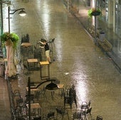 Un hostelero de Eibar recoge la terraza bajo la lluvia.